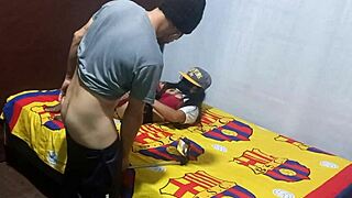 encontre a mi madrastra grabandose eroticamente en mi departamento luego me pidio ayuda para completar el video porno real casero