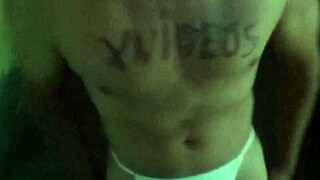 video de verificacion con striptease y ropa rasgada