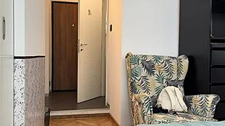 I accidentally dropped the towel in front of the delivery man