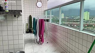 Essa empregada tem a bunda mais linda que eu já vi, provocando com shortinho enfiado