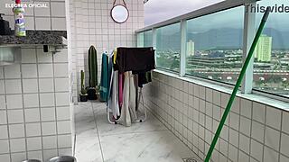 Essa empregada tem a bunda mais linda que eu já vi, provocando com shortinho enfiado