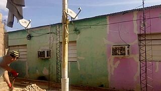 mi vecino no aguanta las ganas de verme mi culo grande con mi vestido corto