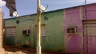 mi vecino no aguanta las ganas de verme mi culo grande con mi vestido corto