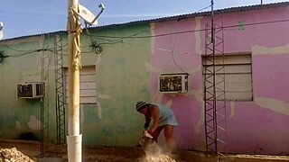 mi vecino no aguanta las ganas de verme mi culo grande con mi vestido corto