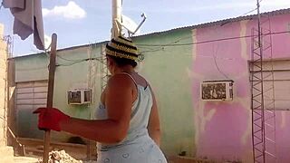 mi vecino no aguanta las ganas de verme mi culo grande con mi vestido corto