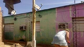 mi vecino no aguanta las ganas de verme mi culo grande con mi vestido corto