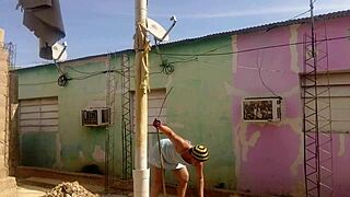 mi vecino no aguanta las ganas de verme mi culo grande con mi vestido corto