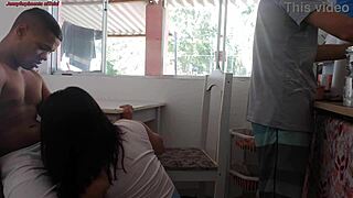 O caf� da manh� na casa de corno � assim enquanto o corno lava a lou�a o amigo fode a esposa