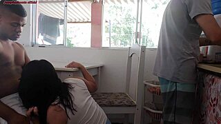 O caf� da manh� na casa de corno � assim enquanto o corno lava a lou�a o amigo fode a esposa