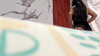 Hijastro Pervertido Se Oculta En La Habitacion De Su Madrastra De Culo Enorme Para Follarla Al Primer Descuidado