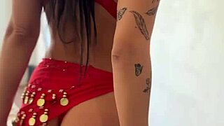 Morocha de culo hermoso y muslos grandes me baila mientras se me para la pija.