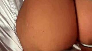 O padrasto percebe que sua enteada esta usando um plug anal sex toy