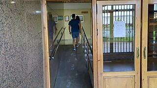 ME FOLLO A MI VECINA EN LAS ESCALERAS Y REMATAMOS EN MI CASA