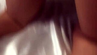 O padrasto percebe que sua enteada esta usando um plug anal sex toy