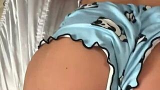 O padrasto percebe que sua enteada esta usando um plug anal sex toy