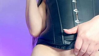 la dueña del bar imita a la mucama y hace un video masturbandose para mostrar a sus clientes 1 full on xred sheer