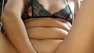 a loira estava com saudade de sentar no foguete e ainda aproveitou socar uma abobora enorme para ficar com as pregas frouxas