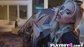 Huge Ass Babe Exposed Naked Body After Striptease Session!