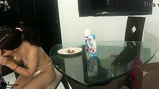 me pongo bien cachonda cuando como una buena polla con fresa y crema parte 1