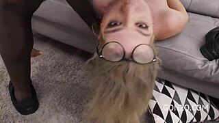 Spermaslurpende slet laat zich extreme double pussy en triple anal geven door mannen met vette pikken tot haar hele lijf bedekt is met cum