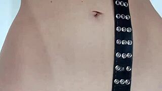 castigándome un poquito con un cinturón