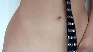 castigándome un poquito con un cinturón