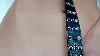 castigándome un poquito con un cinturón