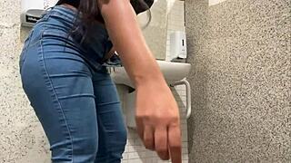 Batendo siririca no banheiro do shopping at� sair leite da buceta