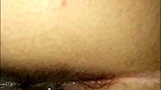 Metendo no cu da putinha e gozando todo o rabo dela cuzinho arrombado e aberto!