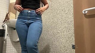 Batendo siririca no banheiro do shopping at� sair leite da buceta