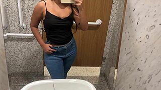 Batendo siririca no banheiro do shopping at� sair leite da buceta