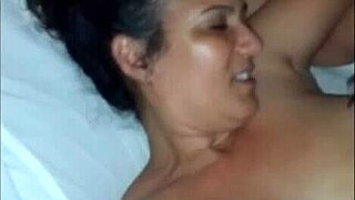 Novinho comendo a karina enquanto outro filma e aguarda a vez