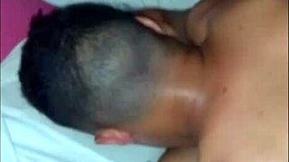 Novinho comendo a karina enquanto outro filma e aguarda a vez