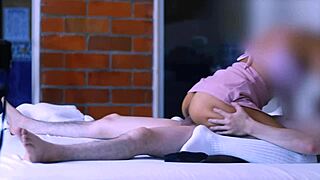 hermanastro mayor y la amiga de su hermana escapando para estar a solas en el lugar