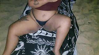 i got this big ass teen flashing her pierced nipples on the beach solo, what a putinha