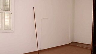 minha esposa dando uma ajudinha no comprador para vender mais rápido minha casa!