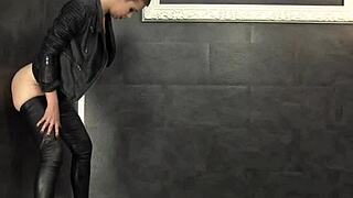 Is This Glamour Babe Ready For A Bukkake After Masturbating?