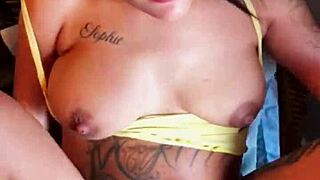 Morena gostosa fodendo na cadeira de balanço