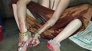 क्या मस्त भाभी है वो उसकी रसीली चूत देख कर ही मेरा लंड गीला हो गया