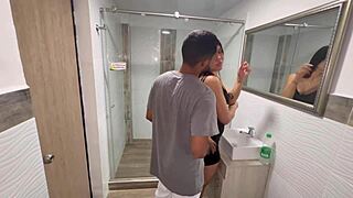 Sexo En El Baño Follamos Rápido Antes De Que Lleguen Nuestros Padres