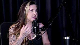 Seu forte é exibição se sente autêntica tem falta das preliminares não sai com homens sem planos e quando beijou mulheres - just joana watch on sheer red