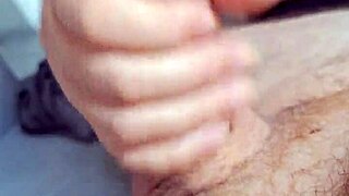 Enteada novinha bateu uma punhetinha no padastro quando n�o havia mais ningu�m em casa