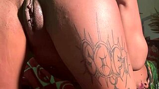 anal virgin wetkittycity stretches her asshole