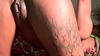 anal virgin wetkittycity stretches her asshole