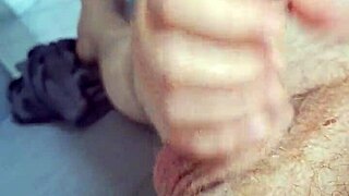 Enteada novinha bateu uma punhetinha no padastro quando n�o havia mais ningu�m em casa