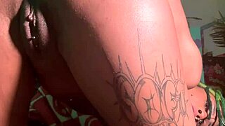 anal virgin wetkittycity stretches her asshole