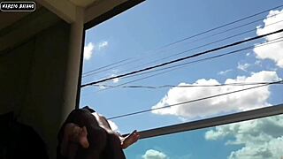 deixando a buceta bem aberta na varanda