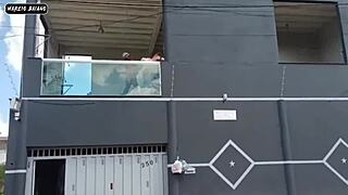 deixando a buceta bem aberta na varanda