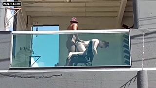 deixando a buceta bem aberta na varanda