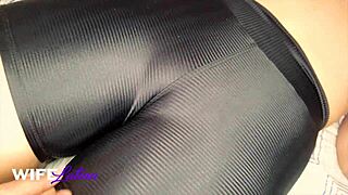 Gostosa da academia provocando o personal trainer